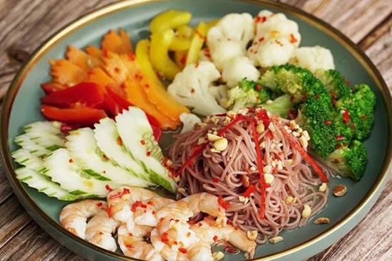 Chưa đầy 20 phút vào bếp, có món bún trộn này đi làm ăn trưa mà sau 2 tuần tôi giảm cả 3kg