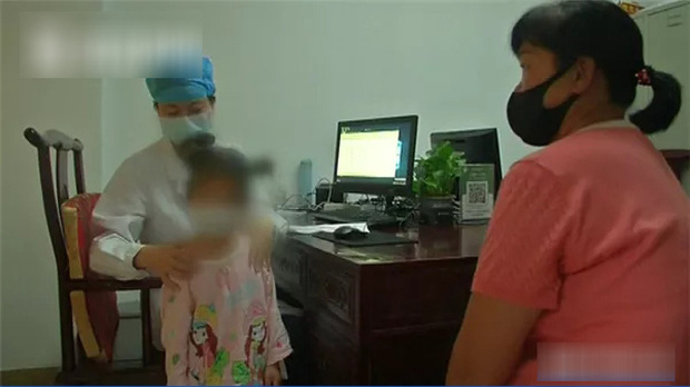 Bé 5 tuổi đã bị thoái hóa đốt sống cổ: Báo động tình trạng trẻ nghiện” sử dụng các sản phẩm điện tử đặc biệt là trong thời kỳ nghỉ dịch-1