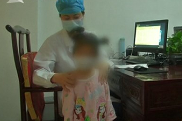 Chàng trai 27 tuổi tử vong sau khi đi mát xa cổ, bác sĩ cảnh báo: thoái hóa đốt sống cổ phổ biến ở người trẻ, nhất định phải tránh 2 tử huyệt”-4