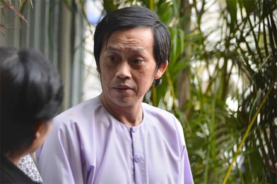 “Đại diện đoàn từ thiện Hoài Linh nói sẽ về tặng quà cho bà con nghèo tại địa phương chứ không phải lụt bão. Lụt bão gì tầm này nữa”