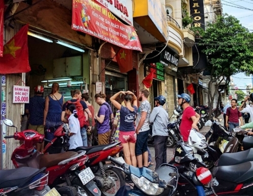 Tiệm bánh mì đắt nhất Sài Gòn được nhiều blogger nước ngoài giới thiệu luôn kín người xếp hàng chờ mua-1