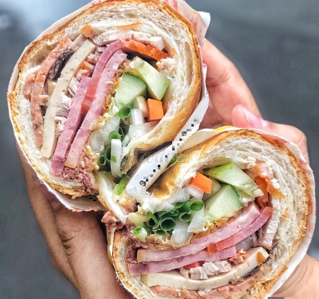 Tiệm bánh mì đắt nhất Sài Gòn được nhiều blogger nước ngoài giới thiệu luôn kín người xếp hàng chờ mua-2