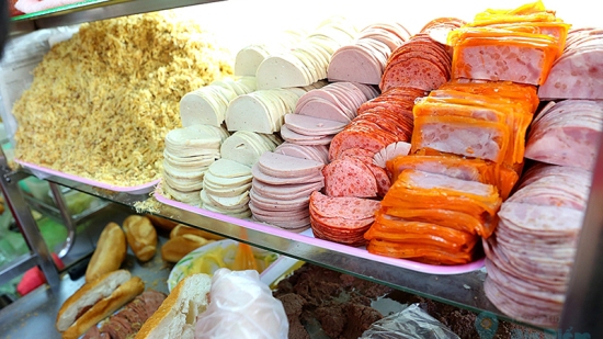 Tiệm bánh mì đắt nhất Sài Gòn được nhiều blogger nước ngoài giới thiệu luôn kín người xếp hàng chờ mua-3