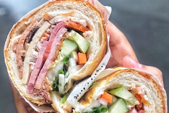 Tiệm bánh mì 'đắt nhất Sài Gòn' được nhiều blogger nước ngoài giới thiệu luôn kín người xếp hàng chờ mua