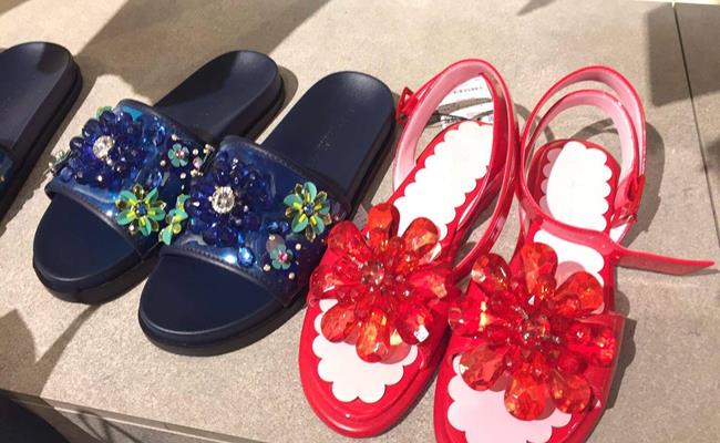 Dép hàng hiệu nhìn như hàng chợ, bóc giá” mới thấy cháy túi-4