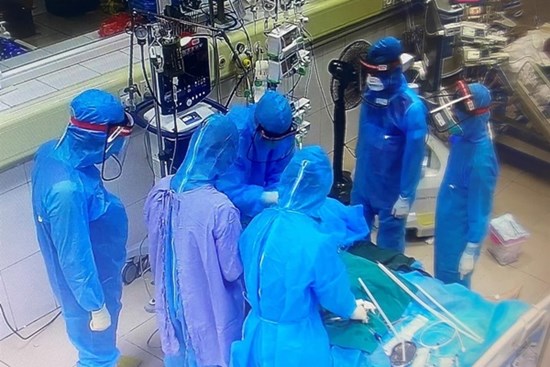 Vì sao bệnh nhân COVID-19 qua đời dù tuổi còn trẻ và không mắc bệnh lý nền?