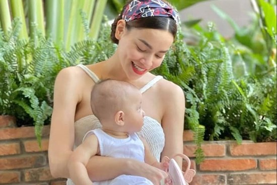 Bận rộn là thế mà Hồ Ngọc Hà cũng chịu khó dạy con ghê, còn tìm hiểu hẳn phương pháp Glenn Doman chơi cùng con tại nhà