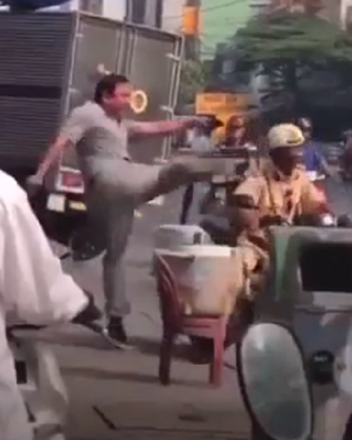 Người đàn ông tát vào mặt, giơ chân tung cước đạp CSGT giữa đường gây bức xúc-1