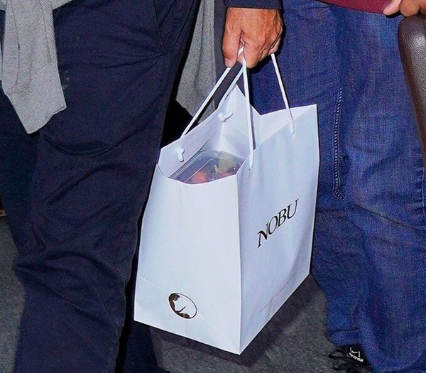 Hậu ly hôn, tỷ phú Bill Gates gây chú ý với túi thức ăn thừa sau bữa tối sang trọng trong khi vợ cũ tận hưởng cuộc sống độc thân-3