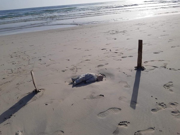 Thi thể em bé di cư nằm trơ trọi giữa bãi biển gây chấn động dư luận, thảm kịch trên hành trình tìm miền đất hứa bao giờ mới chấm dứt?-1