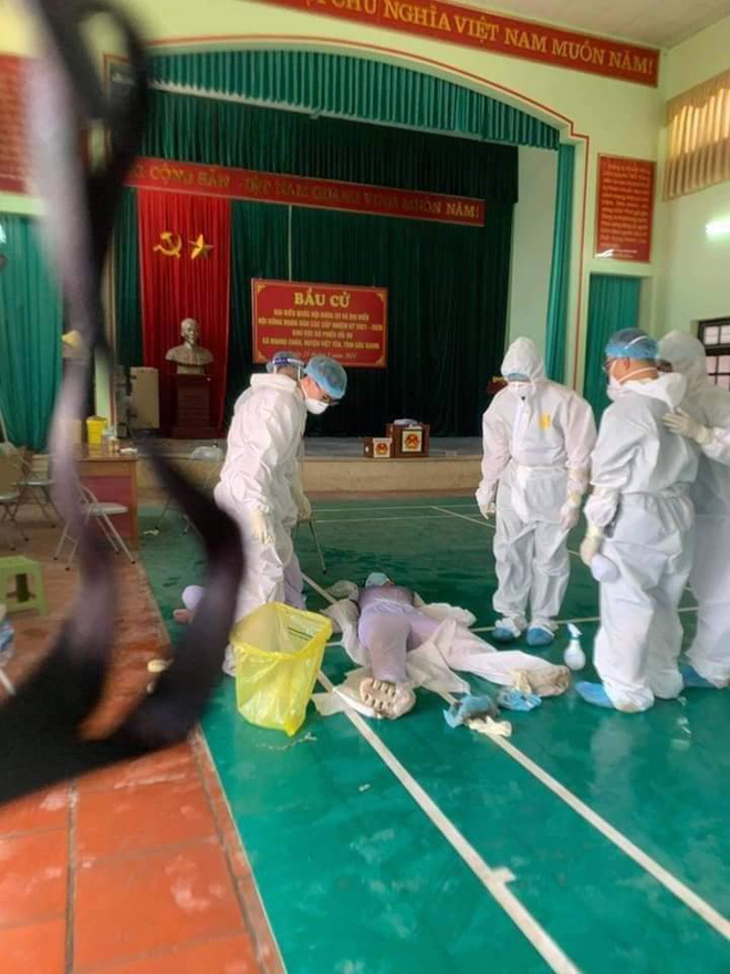 Hình ảnh bác sĩ nơi tâm dịch Bắc Giang khiến nhiều người xót xa: Phía sau lớp áo bảo hộ là tấm lưng cháy nắng phồng rộp-4