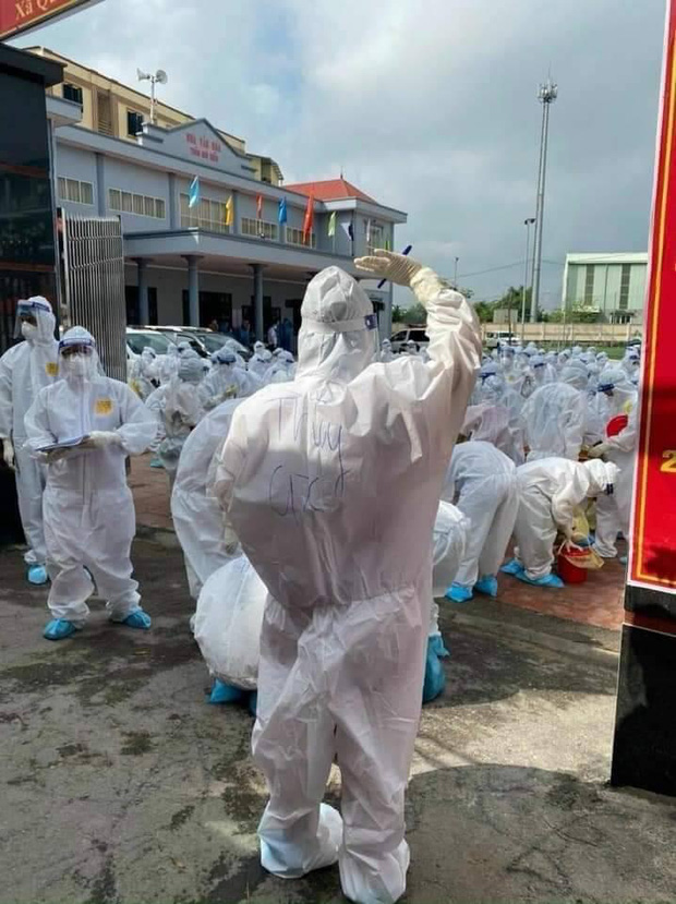 Hình ảnh bác sĩ nơi tâm dịch Bắc Giang khiến nhiều người xót xa: Phía sau lớp áo bảo hộ là tấm lưng cháy nắng phồng rộp-1