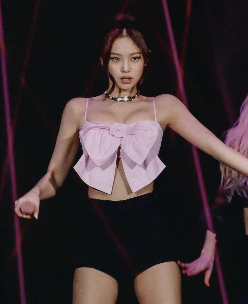 Dù vòng eo bé hơn hẳn, nữ idol này vẫn thua đau trước Jennie vì diện áo có chất vải quá chán đời-6