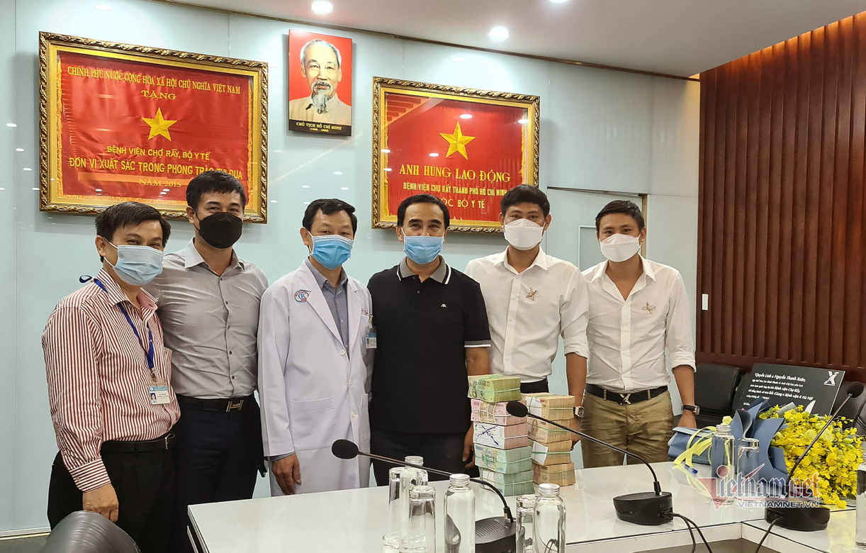 Quyền Linh đi xe máy tới bệnh viện ủng hộ 2 tỷ đồng chống dịch Covid-19-2