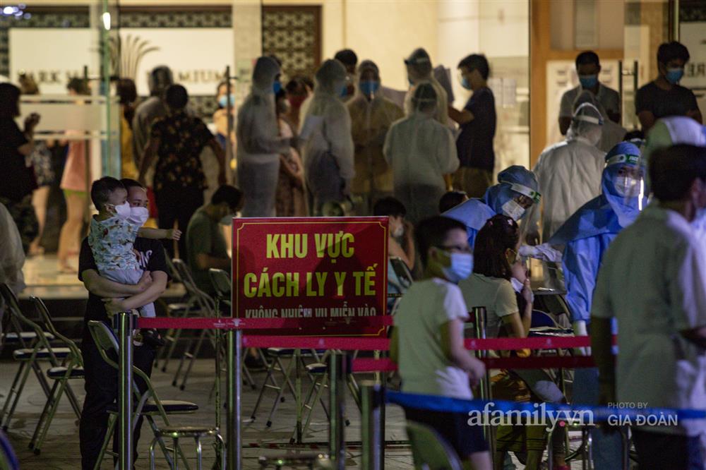 Xuyên đêm lấy mẫu xét nghiệm toàn bộ cư dân Park 11 Vinhomes Times City-2