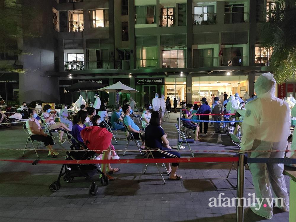 Xuyên đêm lấy mẫu xét nghiệm toàn bộ cư dân Park 11 Vinhomes Times City-3