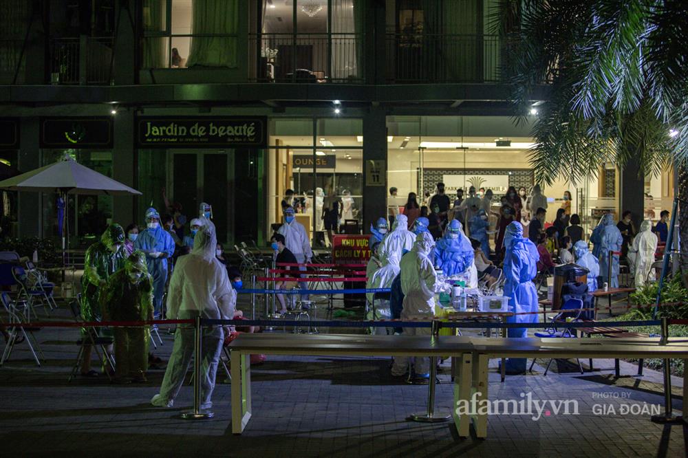 Xuyên đêm lấy mẫu xét nghiệm toàn bộ cư dân Park 11 Vinhomes Times City-5