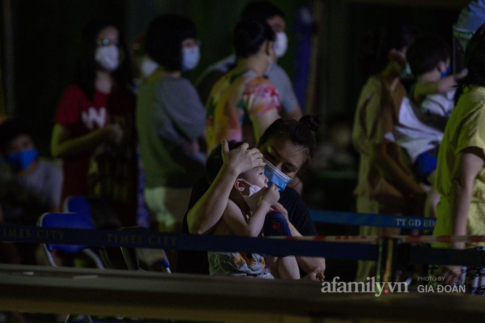 Xuyên đêm lấy mẫu xét nghiệm toàn bộ cư dân Park 11 Vinhomes Times City-13