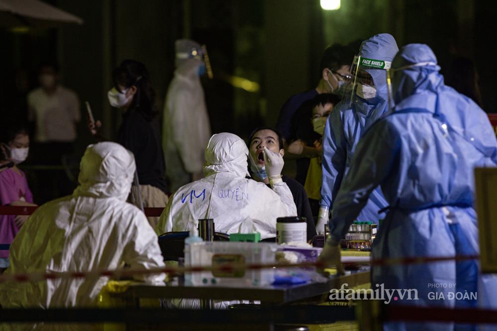 Xuyên đêm lấy mẫu xét nghiệm toàn bộ cư dân Park 11 Vinhomes Times City-14