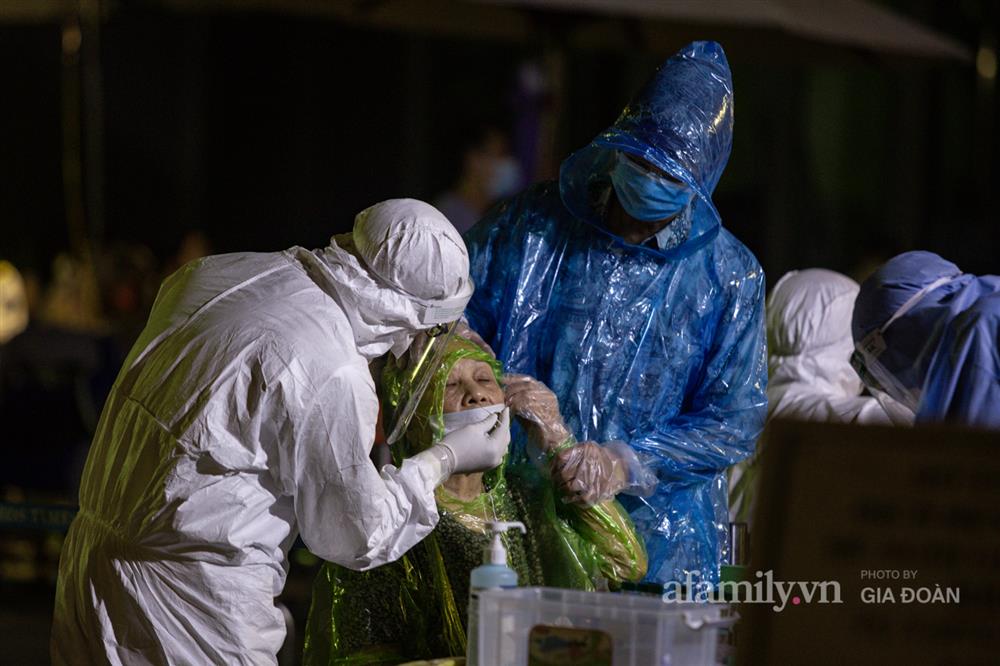 Xuyên đêm lấy mẫu xét nghiệm toàn bộ cư dân Park 11 Vinhomes Times City-15