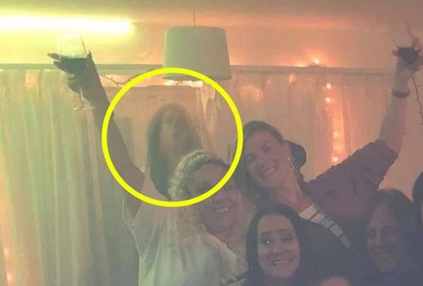 Chụp bức ảnh kỷ niệm trong đêm tiệc, nhóm bạn bủn rủn chân tay rồi mất ăn mất ngủ khi nhìn lại bức hình 7 người mà 8 khuôn mặt-4