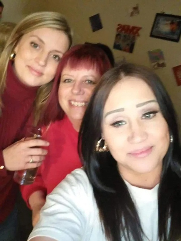 Chụp bức ảnh kỷ niệm trong đêm tiệc, nhóm bạn bủn rủn chân tay rồi mất ăn mất ngủ khi nhìn lại bức hình 7 người mà 8 khuôn mặt-5