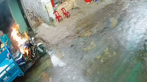 Người đàn ông hàn điện gần bình xăng và khoảnh khắc ngọn lửa bùng lên khiến cả xóm chạy tán loạn-1