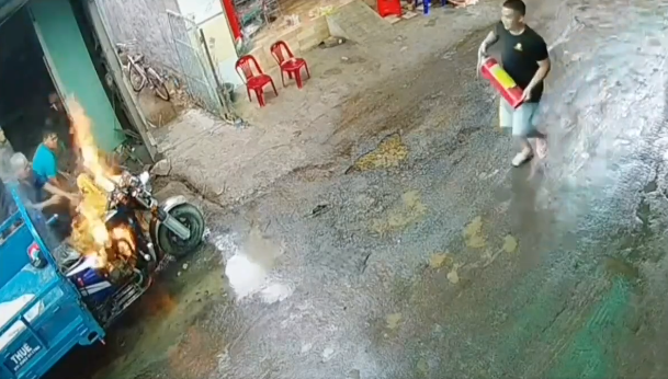 Người đàn ông hàn điện gần bình xăng và khoảnh khắc ngọn lửa bùng lên khiến cả xóm chạy tán loạn-2