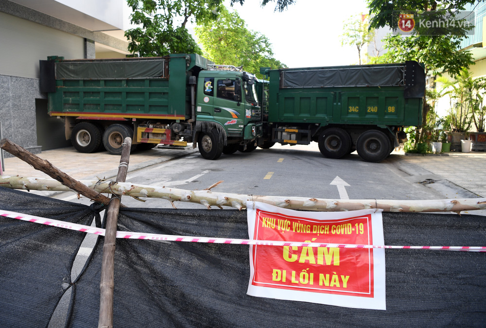 Ảnh: Dàn xe ben trọng tải lớn, chồng gạch, đặt ống cống để chốt chặn nhiều điểm cách ly ở Bắc Ninh-2