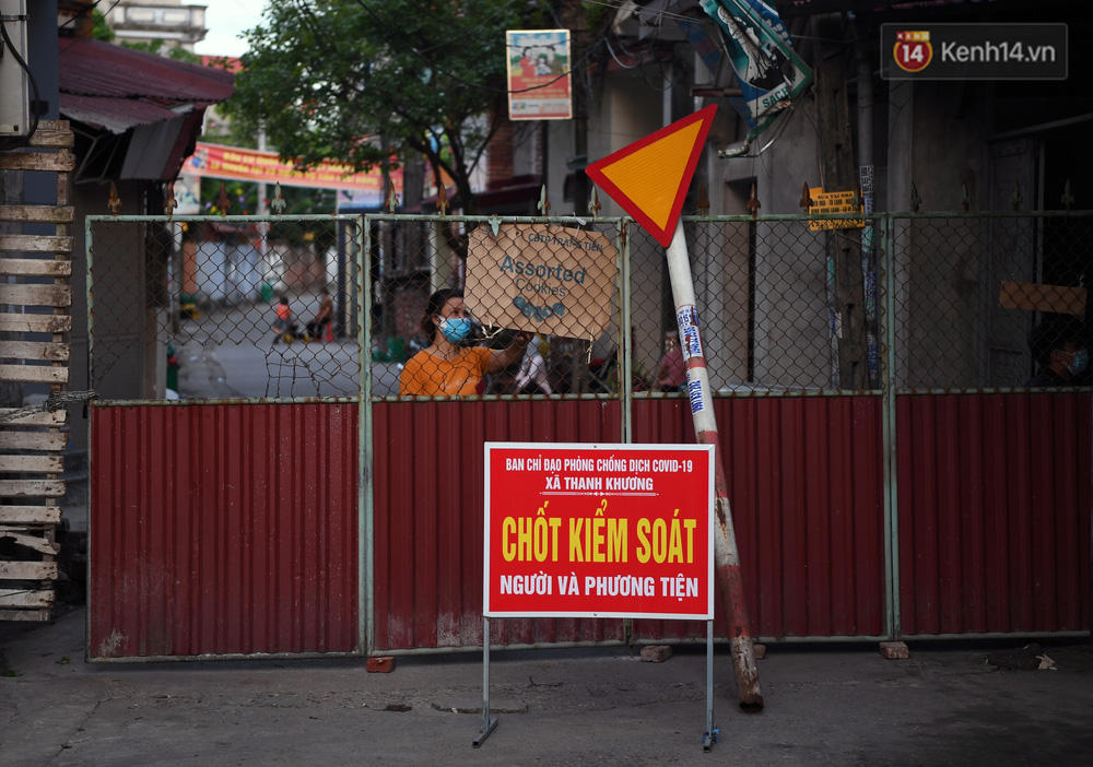 Ảnh: Dàn xe ben trọng tải lớn, chồng gạch, đặt ống cống để chốt chặn nhiều điểm cách ly ở Bắc Ninh-3