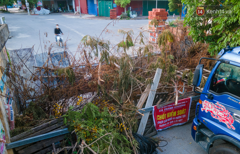 Ảnh: Dàn xe ben trọng tải lớn, chồng gạch, đặt ống cống để chốt chặn nhiều điểm cách ly ở Bắc Ninh-4