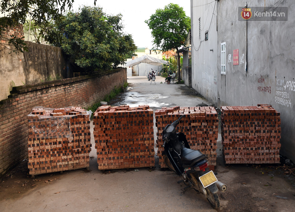 Ảnh: Dàn xe ben trọng tải lớn, chồng gạch, đặt ống cống để chốt chặn nhiều điểm cách ly ở Bắc Ninh-5