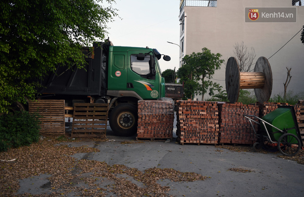 Ảnh: Dàn xe ben trọng tải lớn, chồng gạch, đặt ống cống để chốt chặn nhiều điểm cách ly ở Bắc Ninh-6
