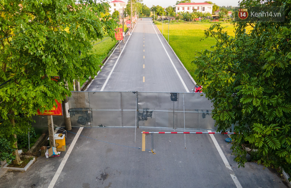 Ảnh: Dàn xe ben trọng tải lớn, chồng gạch, đặt ống cống để chốt chặn nhiều điểm cách ly ở Bắc Ninh-7