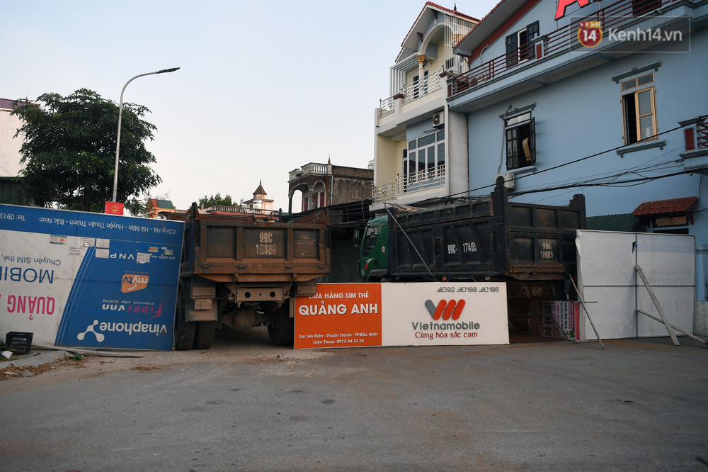 Ảnh: Dàn xe ben trọng tải lớn, chồng gạch, đặt ống cống để chốt chặn nhiều điểm cách ly ở Bắc Ninh-10
