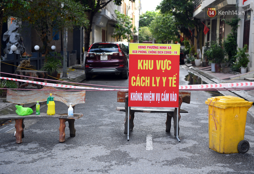 Ảnh: Dàn xe ben trọng tải lớn, chồng gạch, đặt ống cống để chốt chặn nhiều điểm cách ly ở Bắc Ninh-14