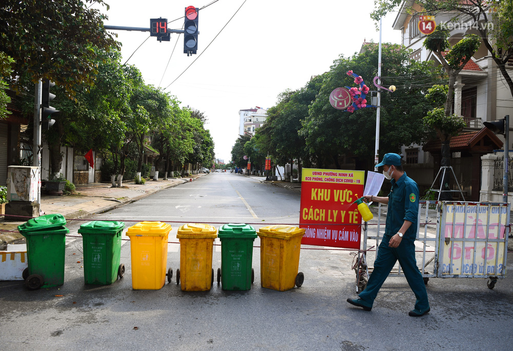 Ảnh: Dàn xe ben trọng tải lớn, chồng gạch, đặt ống cống để chốt chặn nhiều điểm cách ly ở Bắc Ninh-15