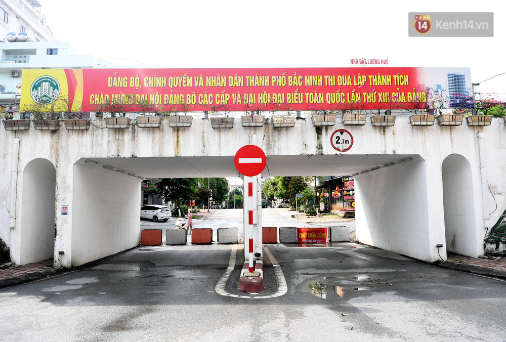 Ảnh: Dàn xe ben trọng tải lớn, chồng gạch, đặt ống cống để chốt chặn nhiều điểm cách ly ở Bắc Ninh-16