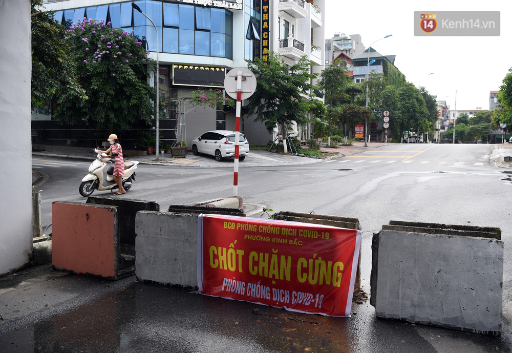 Ảnh: Dàn xe ben trọng tải lớn, chồng gạch, đặt ống cống để chốt chặn nhiều điểm cách ly ở Bắc Ninh-17