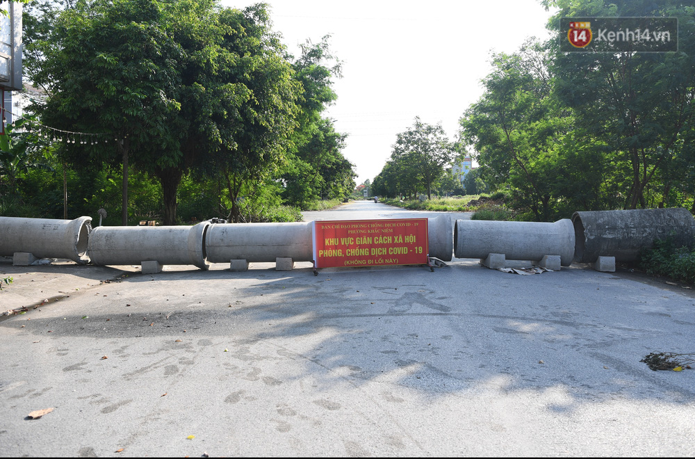 Ảnh: Dàn xe ben trọng tải lớn, chồng gạch, đặt ống cống để chốt chặn nhiều điểm cách ly ở Bắc Ninh-18