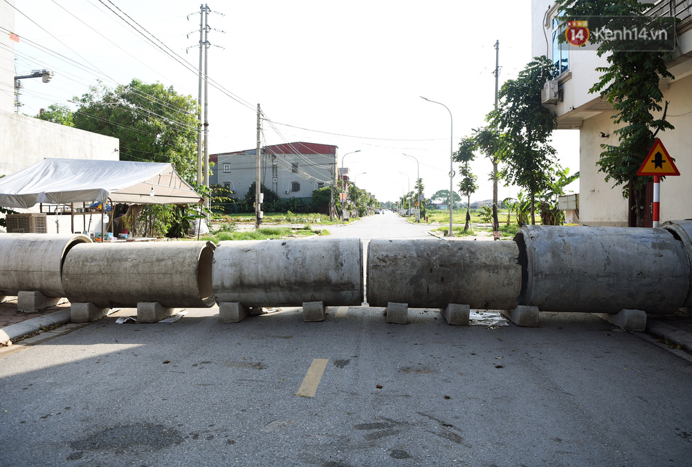 Ảnh: Dàn xe ben trọng tải lớn, chồng gạch, đặt ống cống để chốt chặn nhiều điểm cách ly ở Bắc Ninh-19