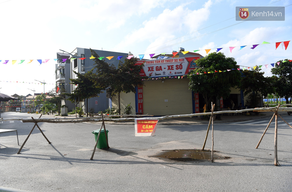 Ảnh: Dàn xe ben trọng tải lớn, chồng gạch, đặt ống cống để chốt chặn nhiều điểm cách ly ở Bắc Ninh-8