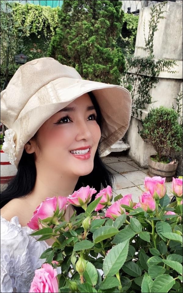 Biệt thự sang trọng ít ai biết của Hoa hậu Giáng My, hoa tươi ngập từ nhà ra ngõ-1