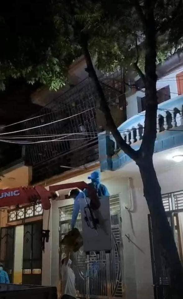 Bắc Giang: Người phụ nữ theo hội Thánh đức chúa trời là F1 không chịu đi cách ly, cảnh sát dùng xe thang tiếp cận-2