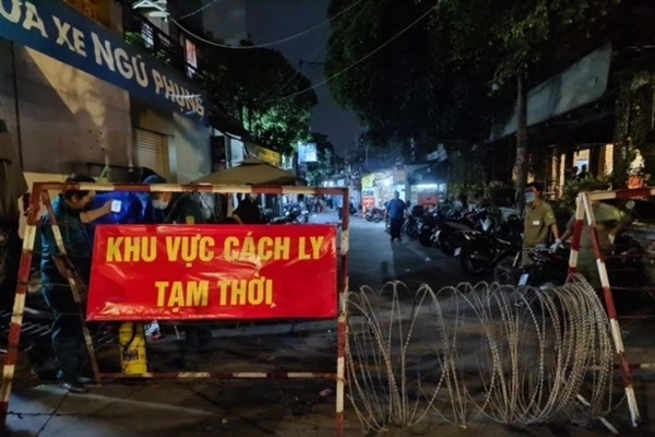 Mẹ mắc Covid-19, bố bị ung thư, bé sơ sinh 3 ngày tuổi đi cách ly cùng bác-2