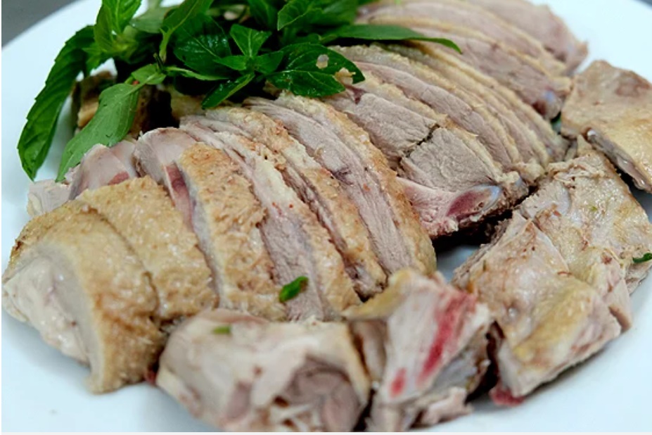 Luộc vịt nước sôi hay nước lạnh không quan trọng, cứ thả thứ này vào đảm bảo thịt mềm hết hôi thơm ngon cực phẩm-2