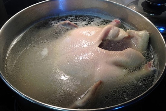 Luộc vịt nước sôi hay nước lạnh không quan trọng, cứ thả thứ này vào đảm bảo thịt mềm hết hôi thơm ngon cực phẩm