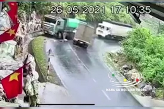 Xe tải vào cua ẩu, đâm trực diện xe ben ở Yên Bái