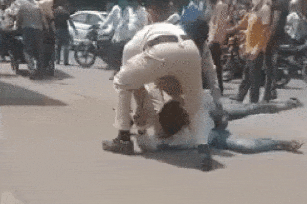 Hình phạt rúng động: Cảnh sát Ấn Độ đóng đinh vào bàn tay, bàn chân người không đeo khẩu trang