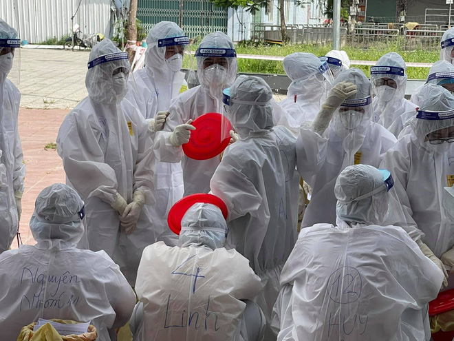 BS trong tâm dịch Bắc Giang: Quân của anh gục hết rồi!... Mọi người vẫn đang làm việc, cố cho xong-2